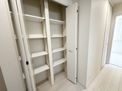 外用の掃除道具や季節限定グッズも玄関収納を活用して利便性アップ