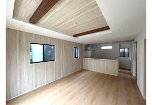 ◆ＬＤＫ
家族みんなが集まるLDKのリビングは折り上げ天井となっており、見せ梁使用となっています。