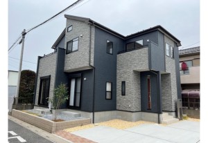 ◆外観写真
モノトーンに統一された外観は洗練されており、他の建物を圧倒するものでした。
駐車場も上尾市内にもかかわらず3台駐車可能で広々とした敷地でした。