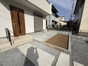 施行後：
①建物外周防草シート＋砂利
②手摺追加
③お庭コンクリート施工