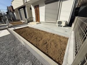 施行後：
①建物外周防草シート＋砂利
②手摺追加
③お庭コンクリート施工